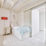 Meble do salonu z sypialnią. Jak ukryć łóżko w salonie?